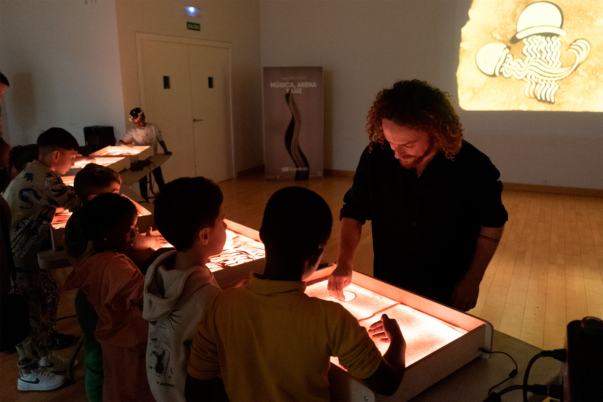 MÚSICA, ARENA Y LUZ