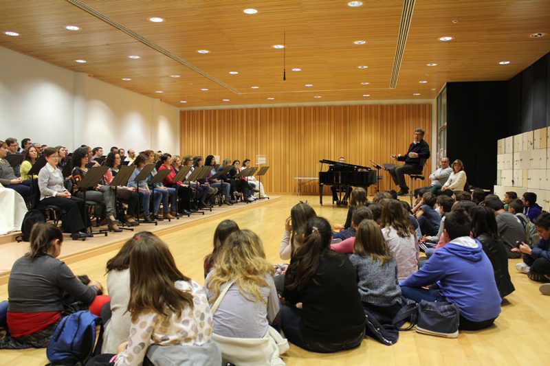 Estudiants de Primària descobreixen a les Arts el treball del Cor de la Generalitat en ‘Tots a Cor’
