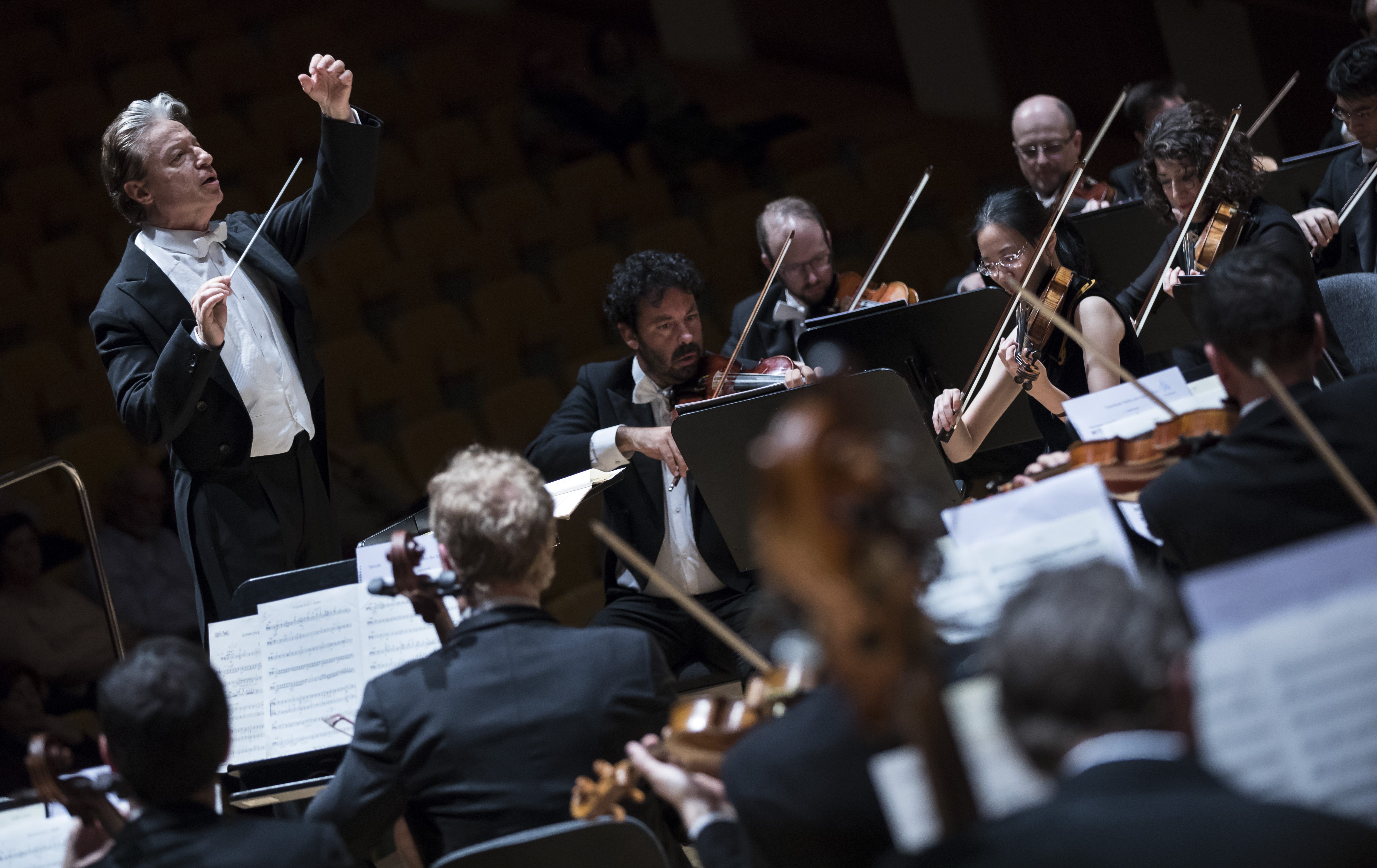 Roberto Abbado dirigeix la ‘Setena’ de Mahler amb l’Orquestra de la Comunitat Valenciana
