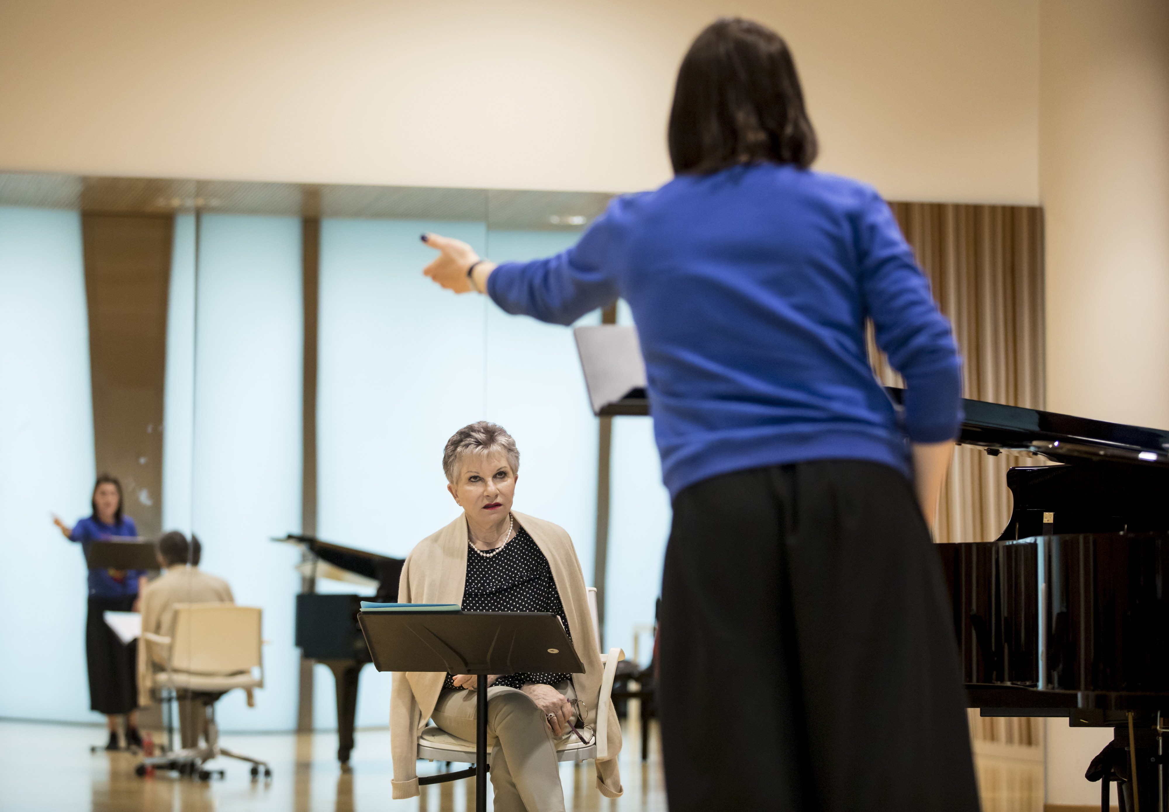 La soprano Mariella Devia imparteix classes de bel canto als artistes del Centre Plácido Domingo