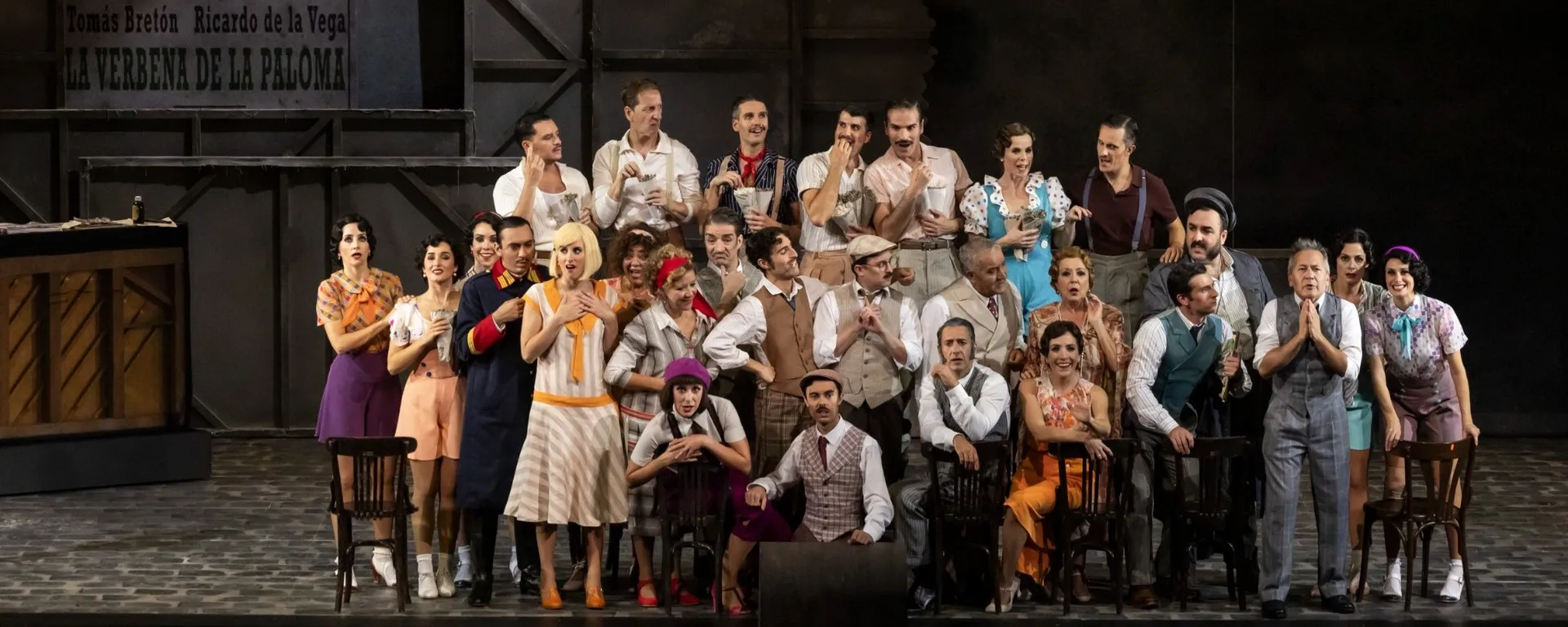 Intérpretes de La verbena de la Paloma en el escenario de Les Arts.