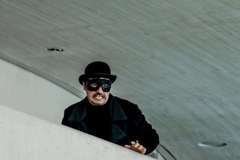 Detectius a l'òpera Les Arts València